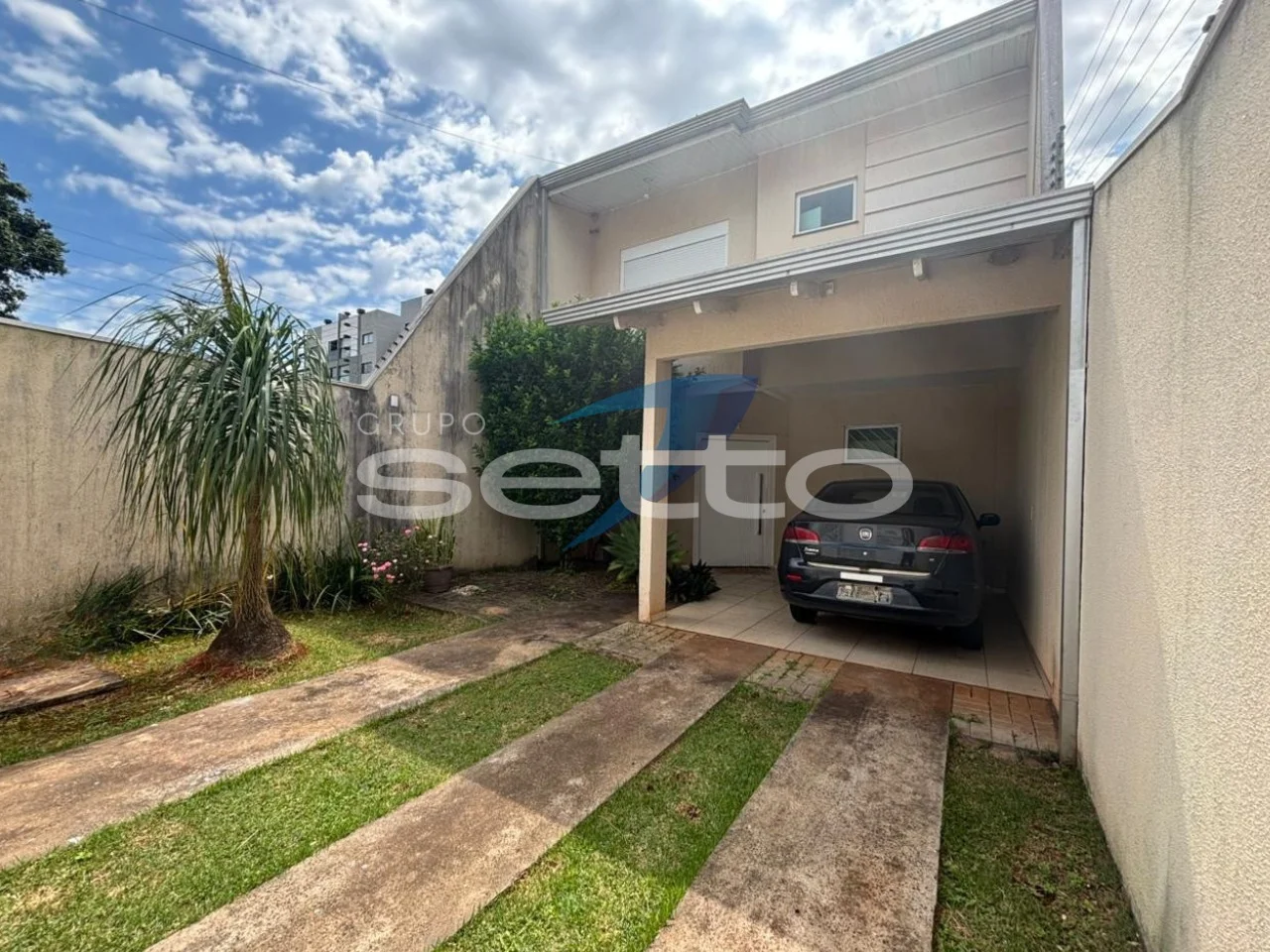 Casa de dois pavimentos no Jardim Lancaster, com duas suítes